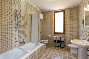 Ensemble baignoire-douche, séchoir à cheveux, bidet, serviettes fournies