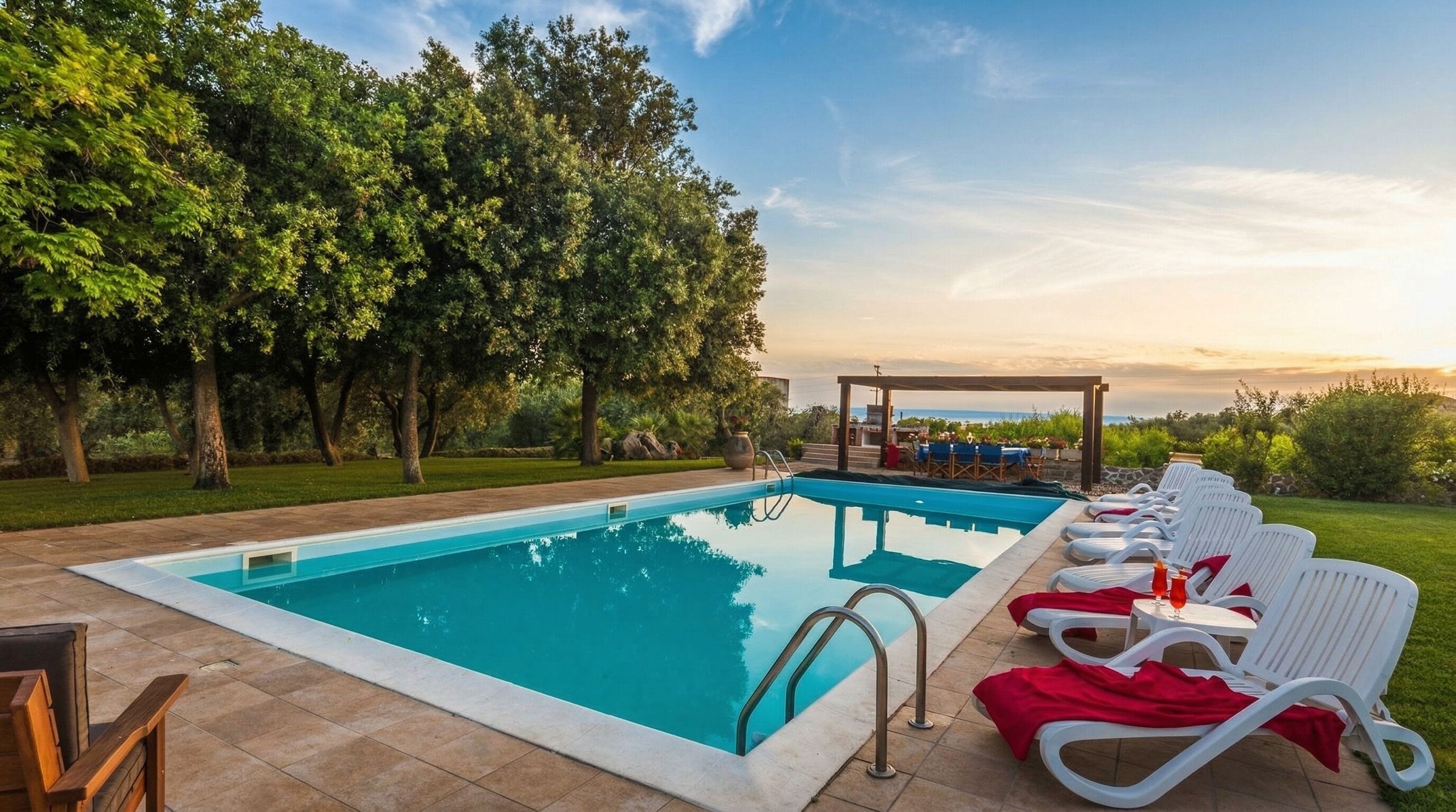 Piscine extérieure, chaises longues