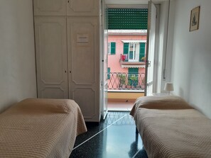 2 bedrooms, desk, iron/ironing board, free WiFi - Beautiful apartment near the sea, the beach, Boccadasse and  Gaslini  hospital (Genova)