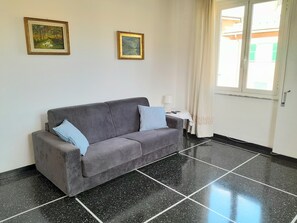 LED TV, books - Beautiful apartment near the sea, the beach, Boccadasse and  Gaslini  hospital (Genova)