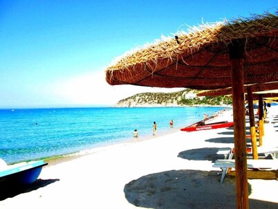 Cómodo apartamento con terraza privada cerca del mar, cerca de Villasimiu