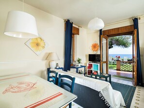 TV, DVD player - Waterfront apartment with garden and wide sea view (Pozzillo)