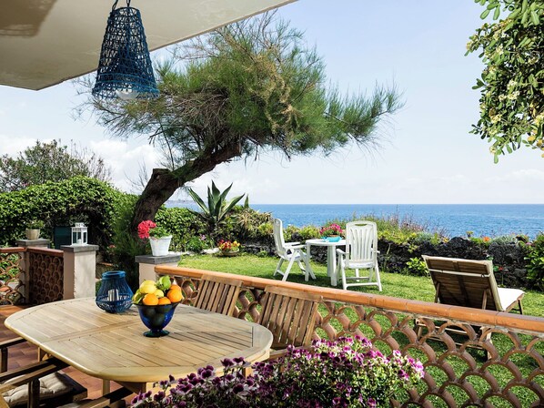 Outdoor dining - Waterfront apartment with garden and wide sea view (Pozzillo)