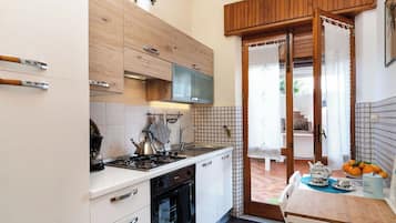 Kühlschrank, Ofen, Herdplatte, Wasserkocher mit Kaffee-/Teezubehör