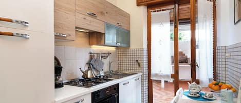 Refrigerador, horno, parrilla de estufa y cafetera y tetera