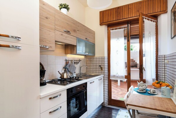 Fridge, oven, stovetop, coffee/tea maker