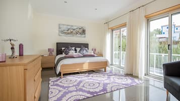 4 bedrooms, iron/ironing board, WiFi, bed sheets