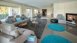 Smart TV, fireplace, video games, DVD player - Luxury modern family villa with lagoon views, private heated pool, free wifi  (Foz do Arelho)