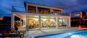 Villa familiale moderne de luxe avec vue sur le lagon, piscine privée chauffée, wifi gratuit 