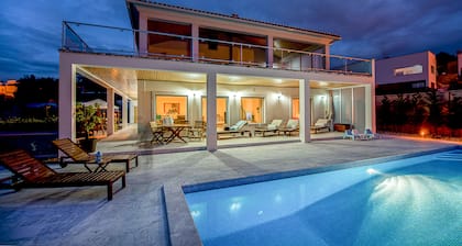 Luxury modern family villa with lagoon views, private heated pool, free wifi 