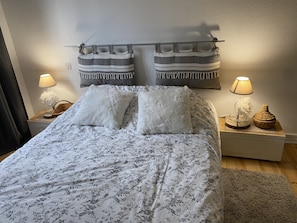 3 habitaciones, escritorio, tabla de planchar con plancha y wifi gratis