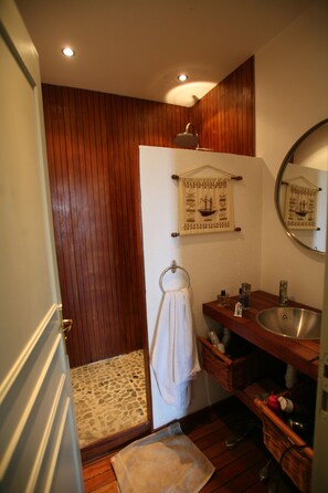 Bañera, secador de pelo, toallas