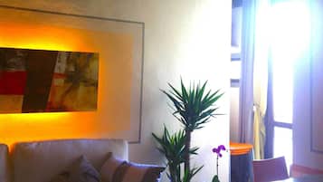 Una televisión, libros