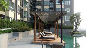 Kolam renang outdoor, dengan kursi berjemur