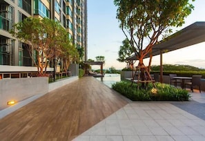 Outdoor pool, pool loungers - 1BR in U Delight at Huamak Station (Bangkok)