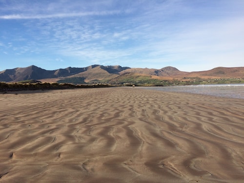 ERIKOISET VIIKKOAlennukset! Perinteinen kivimökki kauniissa West Kerryssä