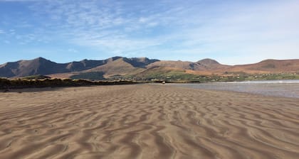 ERIKOISET VIIKKOAlennukset! Perinteinen kivimökki kauniissa West Kerryssä