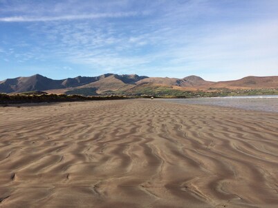 SPECIAL WEEKLY DISCOUNTS! Traditional stone cottage in beautiful West Kerry