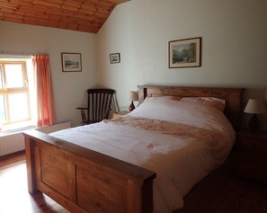 3 dormitorios, tabla de planchar con plancha, cuna de viaje