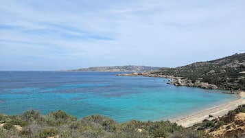 Playa en los alrededores y camastros