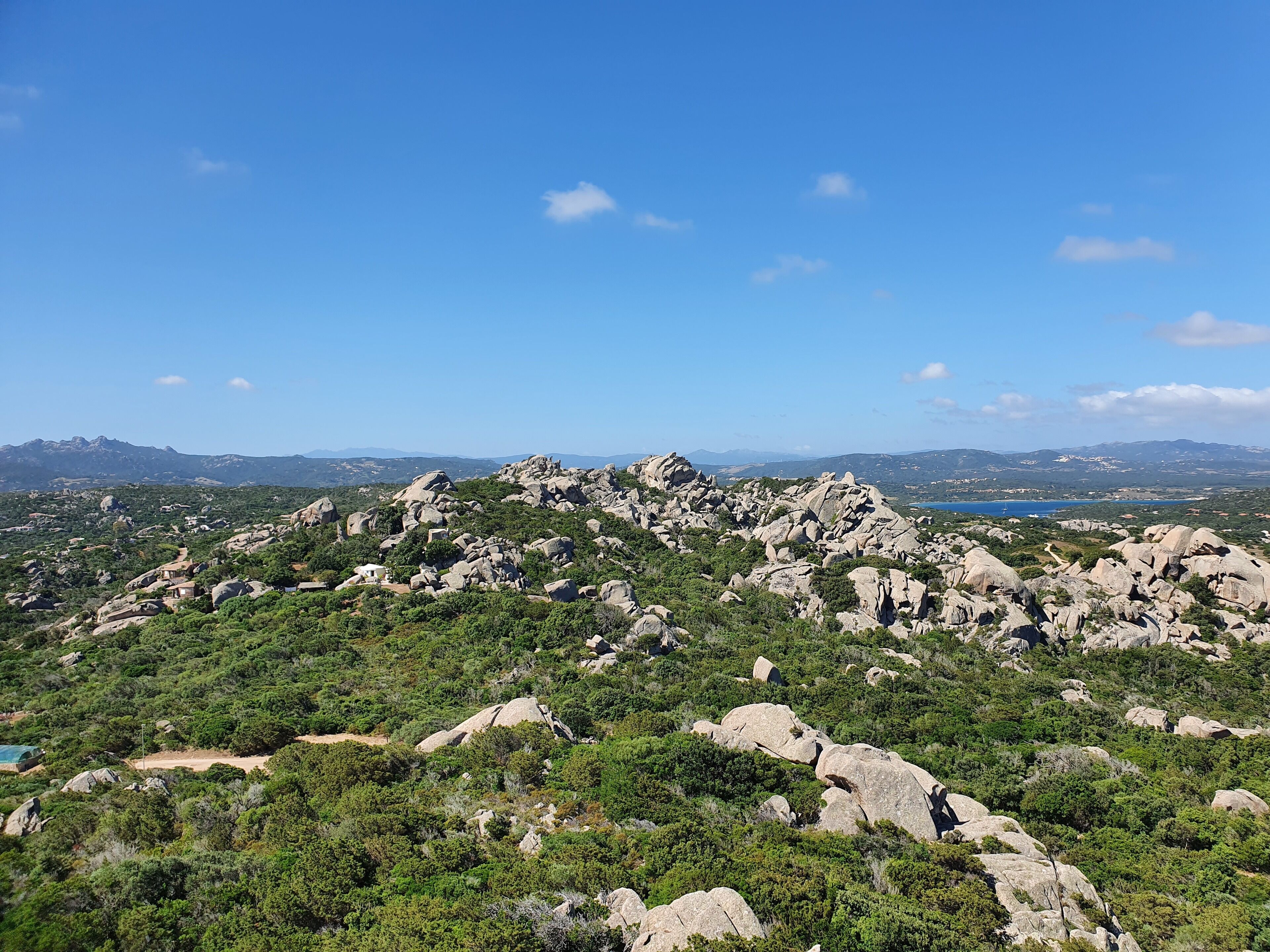 Un paisaje montañoso con terreno rocoso y vegetación dispersa.