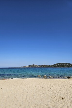 Plage à proximité, chaises longues