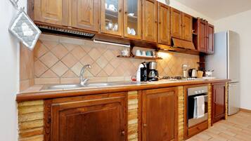 KĂŒhlschrank, Mikrowelle, Ofen, GeschirrspĂŒler