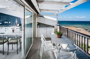 Outdoor dining - Modern seafront apartment with panoramic terrace (Marzamemi)