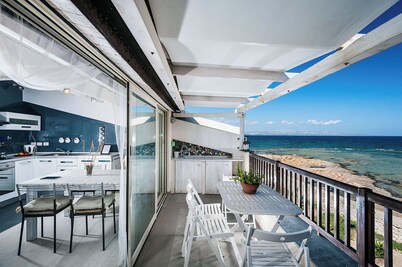 Modern seafront apartment with panoramic terrace