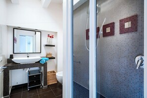 Dusche, Haartrockner, Bidet, Handtücher