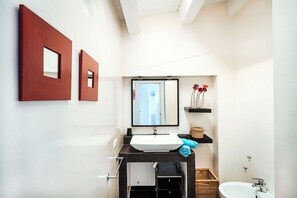 Douche, sèche-cheveux, bidet, serviettes fournies