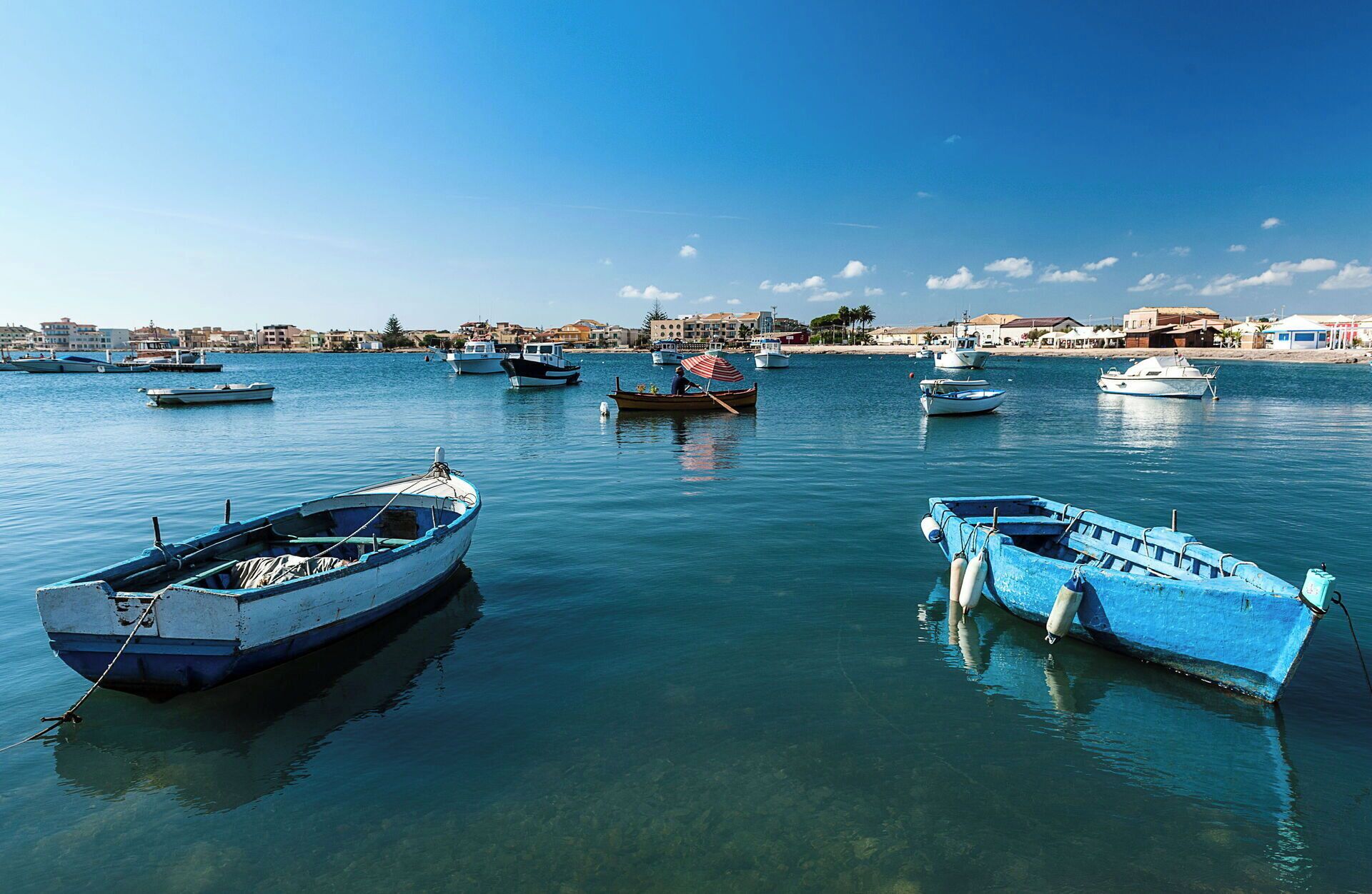 Un port de plaisance où plusieurs bateaux sont amarrés.