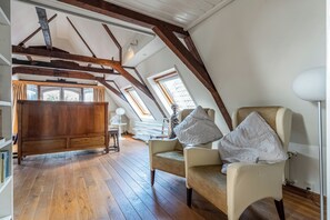 Lobby - Rent The Dutch Buoy, gorgeous 17th century canal house, 8 kms from Amsterdam. (Monnickendam)