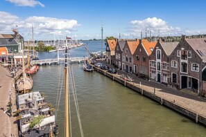 Marina - Rent The Dutch Buoy, gorgeous 17th century canal house, 8 kms from Amsterdam. (Monnickendam)