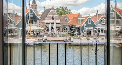 Rent The Dutch Buoy, gorgeous 17th century canal house, 8 kms from Amsterdam.
