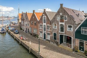 Exterior - Rent The Dutch Buoy, gorgeous 17th century canal house, 8 kms from Amsterdam. (Monnickendam)