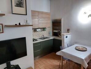 Fridge, microwave, oven, stovetop - Elegant apartment immersed in the Fori Imperiali (Roma)