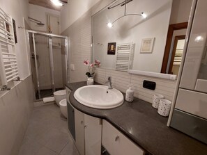 Shower, hair dryer, bidet, towels - Elegant apartment immersed in the Fori Imperiali (Roma)