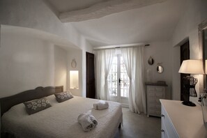 4 bedrooms, in-room safe, iron/ironing board, free WiFi - Sainte-Maxime: beautiful Villa with Spa, swimming pool and amizing view of gulf of St Tropez (Sainte-Maxime)