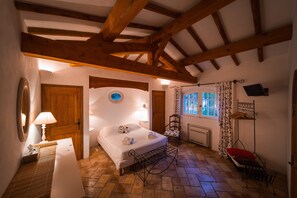 4 bedrooms, in-room safe, iron/ironing board, free WiFi