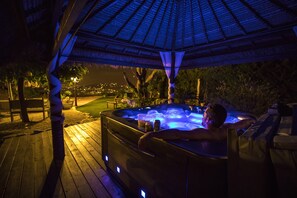 Outdoor spa tub - Sainte-Maxime: beautiful Villa with Spa, swimming pool and amizing view of gulf of St Tropez (Sainte-Maxime)