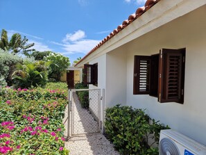 Property grounds - Luxury 6 person villa with private pool (Willemstad)