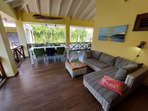 Smart-TV, DVD-Player, BĂŒcher, Musikbibliothek