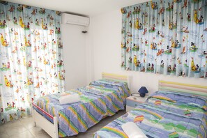 5 bedrooms, in-room safe, iron/ironing board, free WiFi - House with pool, barbacue and garden, to 1500 meters from the fine sandy beach (Cubelles)