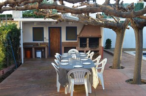 Outdoor dining - House with pool, barbacue and garden, to 1500 meters from the fine sandy beach (Cubelles)