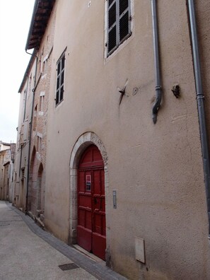 Exterior detail - Very quiet apartment with garden in medieval residence in the heart of town (Cahors)
