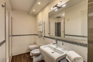 Douche, sèche-cheveux, bidet, serviettes fournies