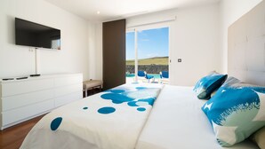 4 bedrooms, iron/ironing board, WiFi, bed sheets - Modern and bright Villa in Puerto Calero (Puerto Calero)