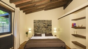 5 bedrooms, iron/ironing board, travel cot, free WiFi