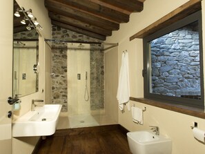Baignoire, sèche-cheveux, bidet, serviettes fournies